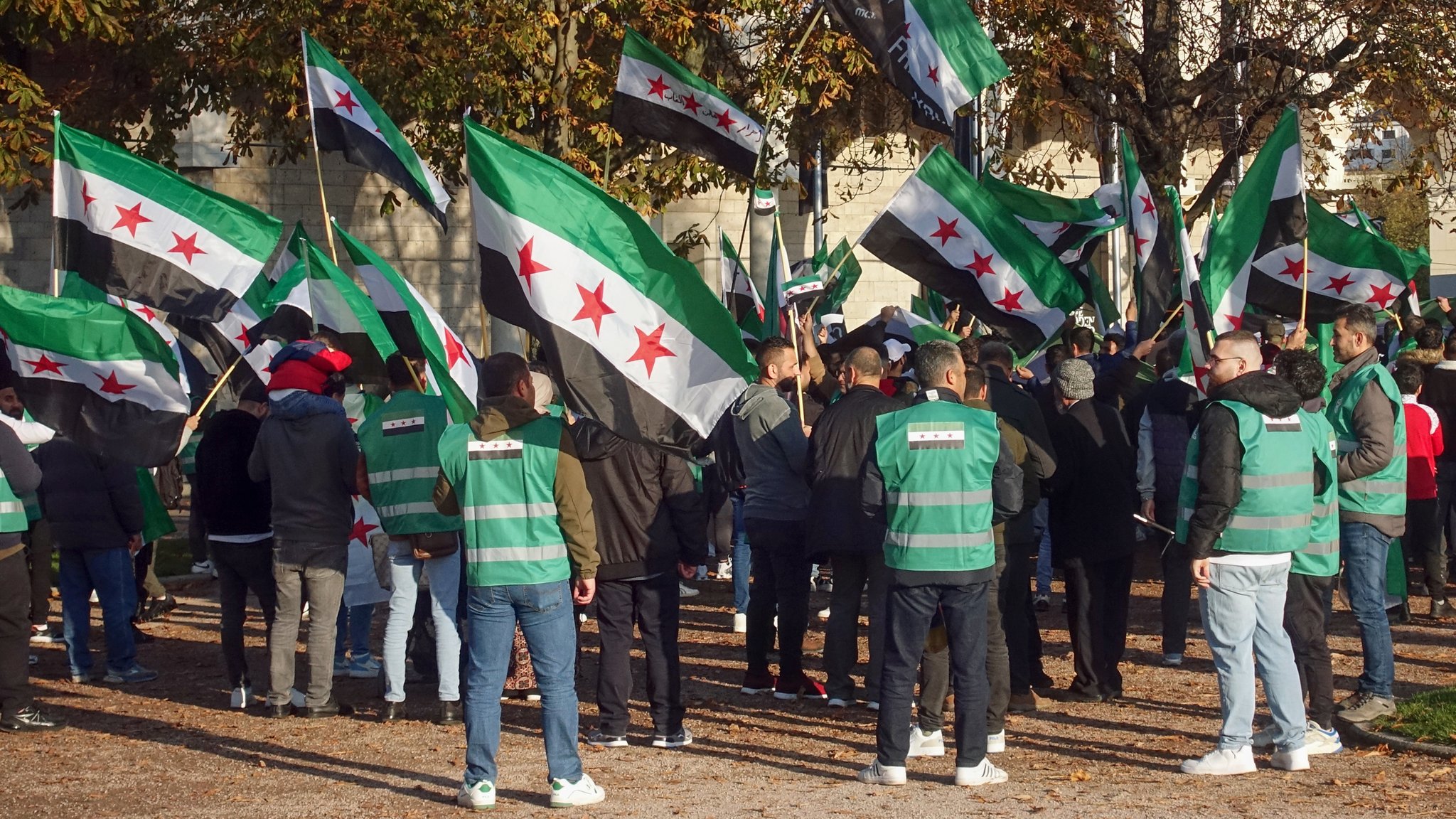 Menschen demonstrieren in Stuttgart gegen das syrische Regime (November 2024)