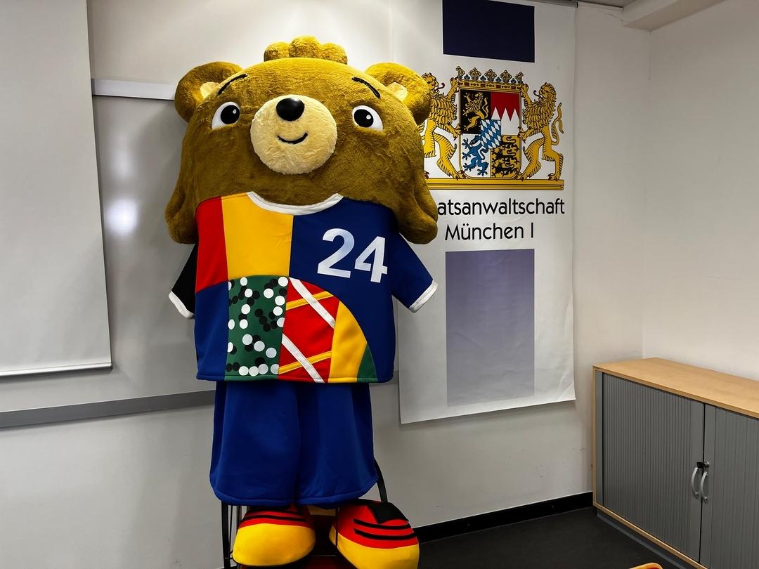 ARCHIV (18.06.2024) München - EM-Maskottchen-Kostüm von Youtuber Marvin Wildhage. Er schleuste sich beim EM-Eröffnungsspiel in München als Maskottchen verkleidet ins Stadion. Die Aktion offenbarte Sicherheitslücken. Die Polizei sieht Handlungsbedarf, warnt aber vor Panikmache.