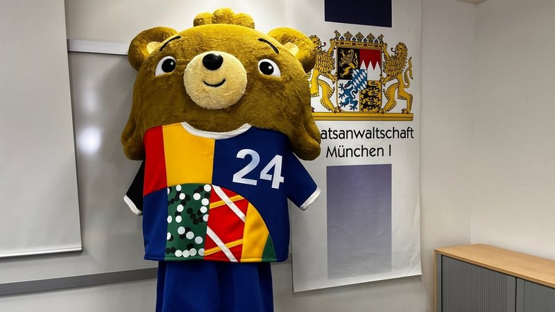 ARCHIV (18.06.2024) München - EM-Maskottchen-Kostüm von Youtuber Marvin Wildhage. Er schleuste sich beim EM-Eröffnungsspiel in München als Maskottchen verkleidet ins Stadion. Die Aktion offenbarte Sicherheitslücken. Die Polizei sieht Handlungsbedarf, warnt aber vor Panikmache. | Bild: BR/Kilian Geiser ARCHIV (18.06.2024) München - EM-Maskottchen-Kostüm von Youtuber Marvin Wildhage. Er schleuste sich beim EM-Eröffnungsspiel in München als Maskottchen verkleidet ins Stadion. Die Aktion offenbarte Sicherheitslücken. Die Polizei sieht Handlungsbedarf, warnt aber vor Panikmache.