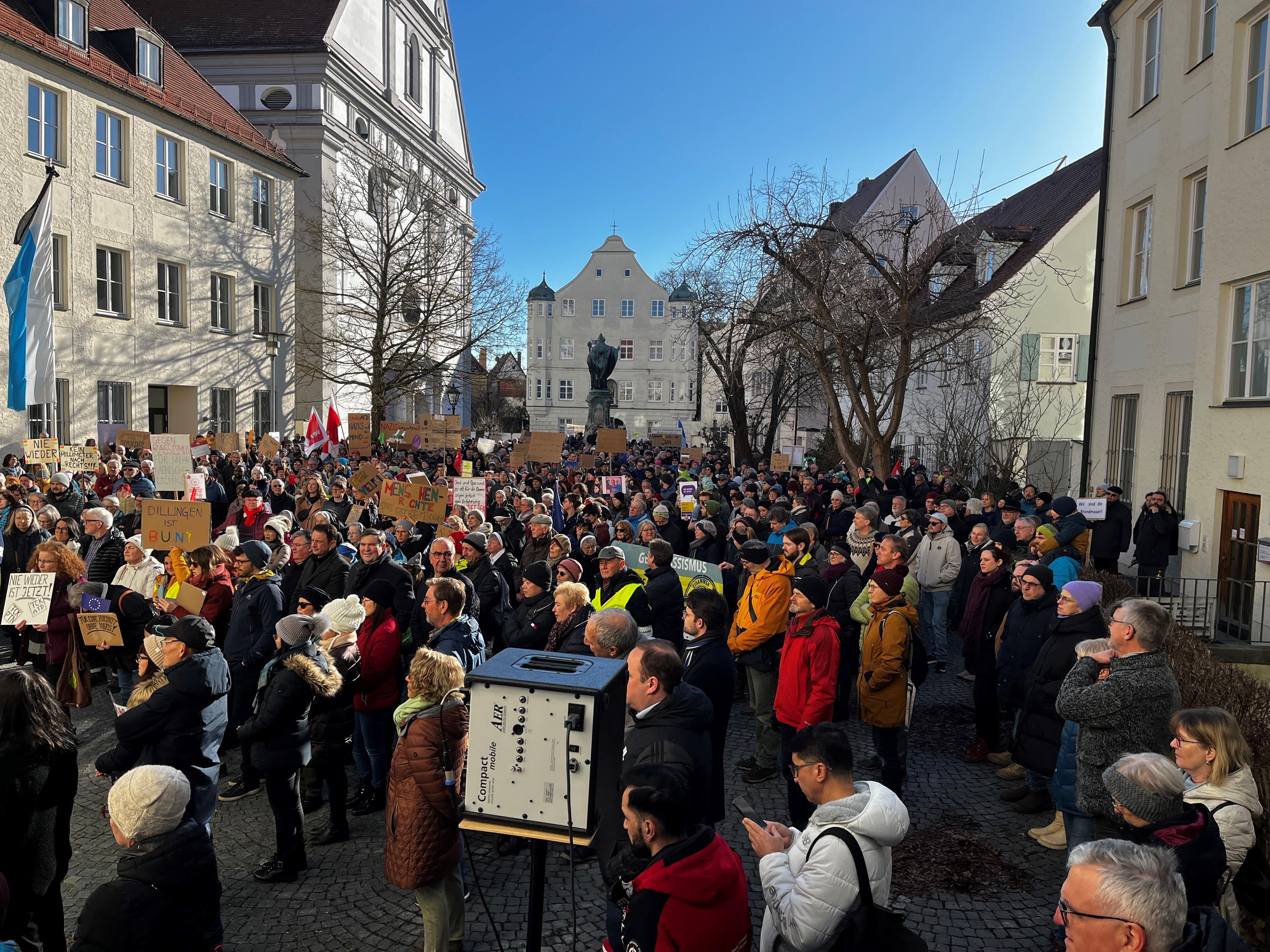 Auch in Dillingen gingen die Menschen auf die Straße, um gegen Rechtsextremismus und für Demokratie zu demonstrieren. 