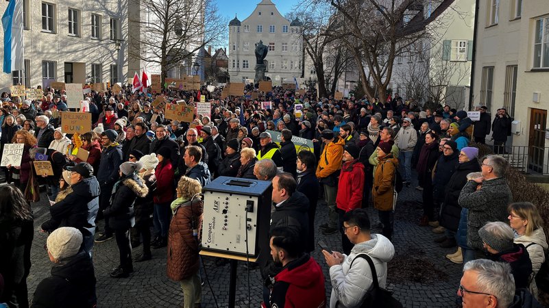 Auch in Dillingen gingen die Menschen auf die Straße, um gegen Rechtsextremismus und für Demokratie zu demonstrieren. 