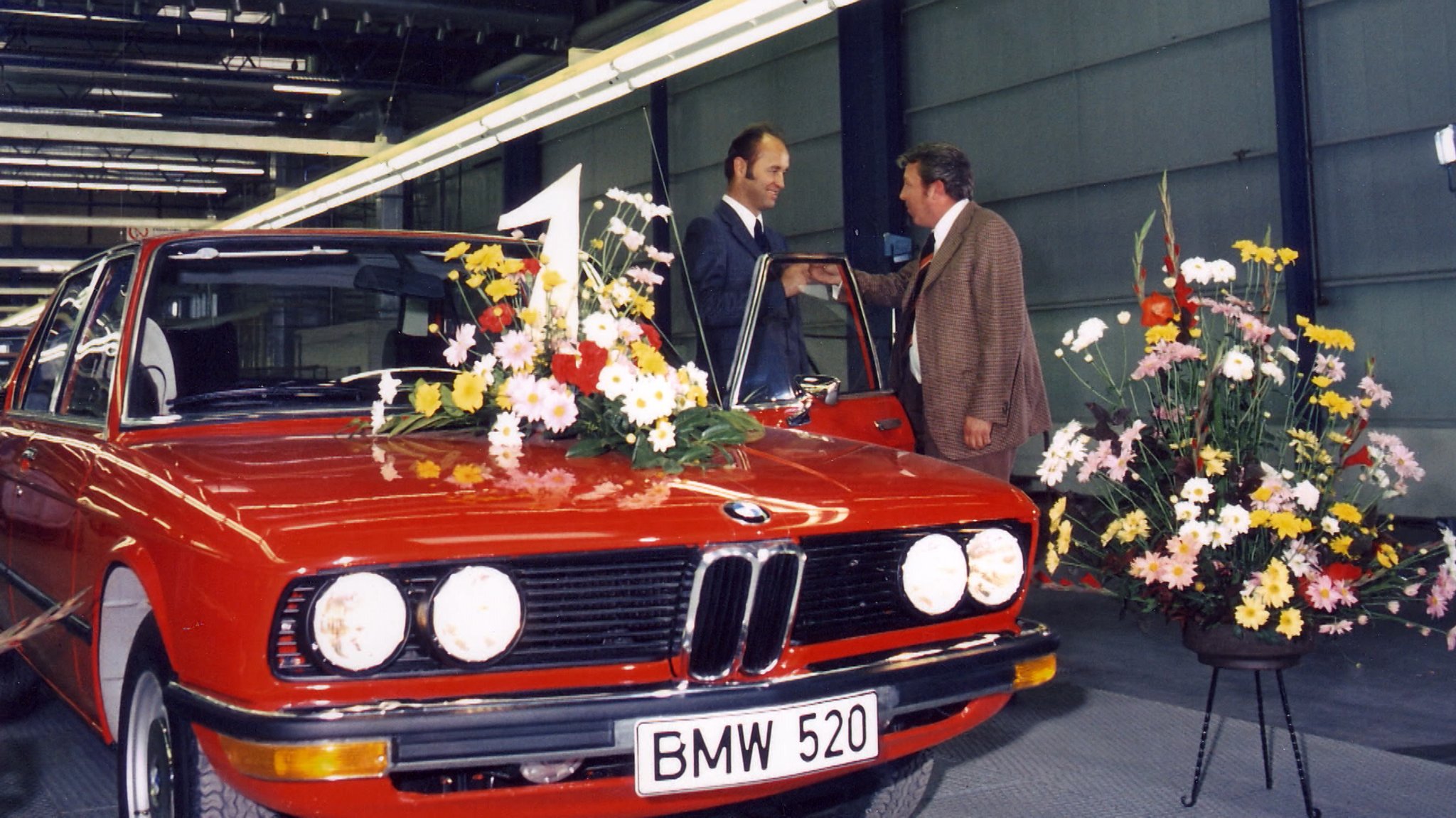 Das ist der erste BMW, der in Dingolfing 1973 vom Fließband lief. Mittlerweile wurden hier 12 Millionen Autos produziert.