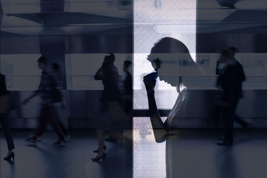 Junge Frau, die unter Depressionen und Stress leidet.