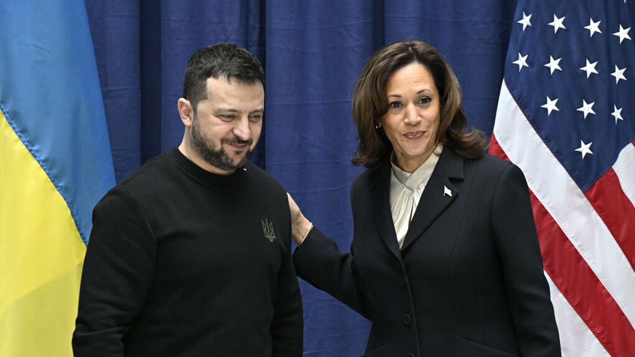 dpatopbilder - 17.02.2024, Bayern, München: Wolodymyr Selenskyj (l), Präsident der Ukraine, nimmt an einer Pressekonferenz mit US-Vizepräsidentin Kamala Harris (r) während der Münchner Sicherheitskonferenz im Hotel Bayerischer Hof in München teil. Foto: Tobias Schwarz/POOL AFP/AP/dpa +++ dpa-Bildfunk +++