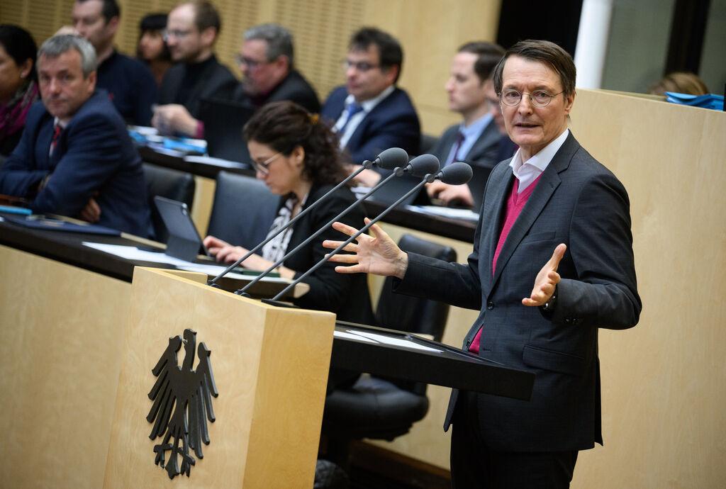 22.03.2024, Berlin: Karl Lauterbach (SPD), Bundesminister für Gesundheit, spricht in der 1042. Plenarsitzung vom Deutschen Bundesrat. (zu dpa: «Lauterbach nennt Cannabis-Entscheidung richtungsweisend») Foto: Bernd von Jutrczenka/dpa +++ dpa-Bildfunk +++