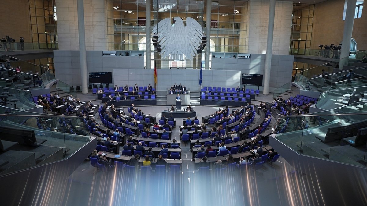 Bundestag beschließt umfassende Corona-Lockerungen