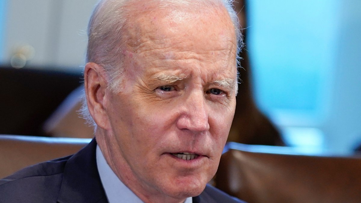 Für US-Präsident Joe Biden wird die Dokumentenaffäre unangenehmer. Eigentlich wollte er sich äußern, ob er sich ein zweites Mal für das Präsidentenamt bewirbt. Die neuerlich gefundenen Unterlagen kommen für den 80-Jährigen zur Unzeit.