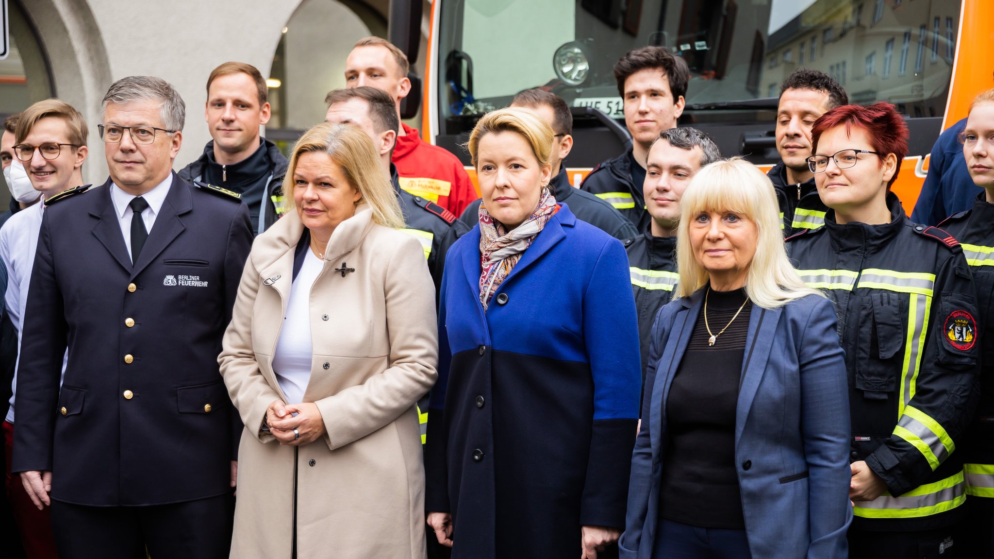 Karsten Homringhausen (l-r), Berliner Landesbranddirektor, Nancy Faeser (SPD), Bundesministerin für Inneres und Heimat, Franziska Giffey (SPD), Regierende Bürgermeisterin von Berlin, und Iris Spranger (SPD), Berliner Senatorin für Inneres, Sport und Digitalisierung