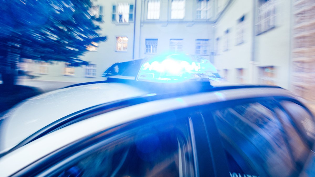 Blaulicht an einem Polizei-Auto 