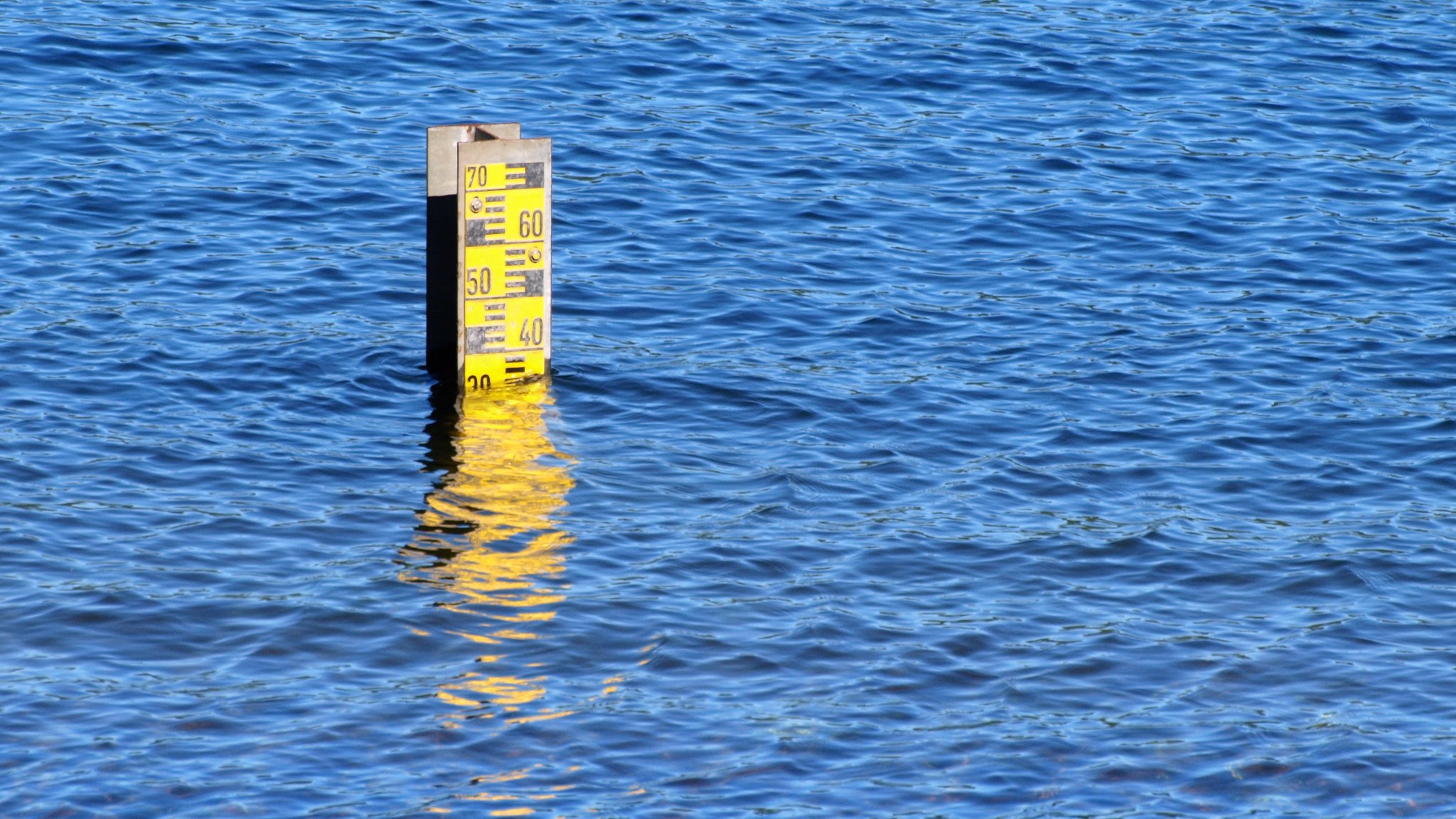 Wasserstandsanzeige in einem Fluss (Symbolbild)