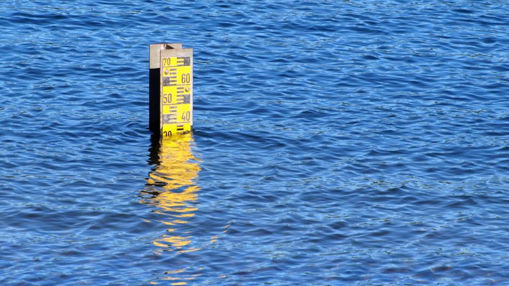 Wasserstandsanzeige in einem Fluss (Symbolbild)