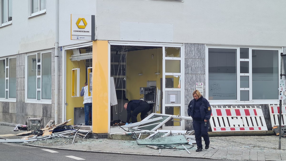 Völlig zerstörter Raum für Bankautomaten in einem Wohn-und Geschäftshaus in Wiesau.