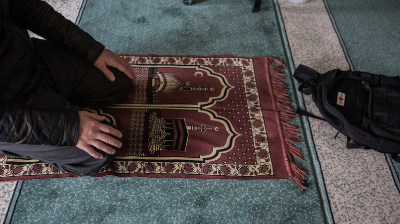 Ein Muslim kniet während eines Gebets auf einem Gebetsteppich in einer Moschee. | Bild: dpa-Bildfunk/Eman Helal Ein Muslim kniet während eines Gebets auf einem Gebetsteppich in einer Moschee.