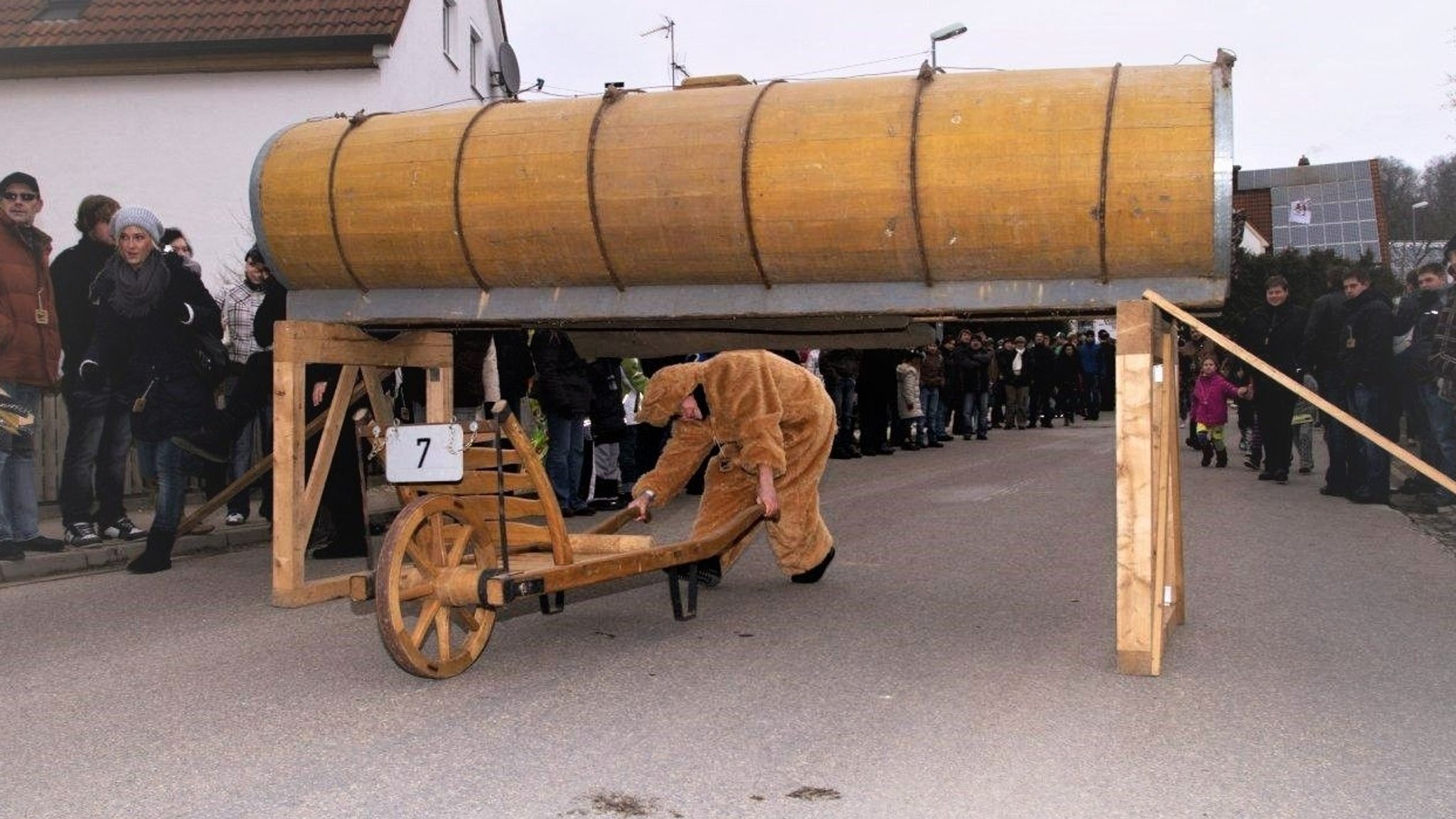 Faschingsgaudi in Schwaben. Bei dem Rennen müssen einige Hindernisse überwunden werden. 