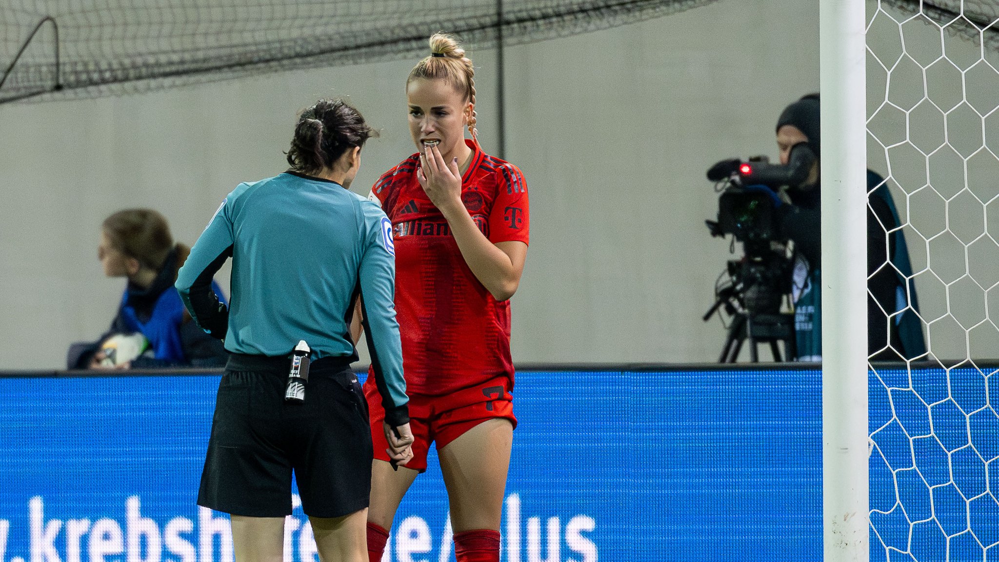 Giulia Gwinn zeigt beim Spiel gegen Eintracht Frankfurt ihre Zähne