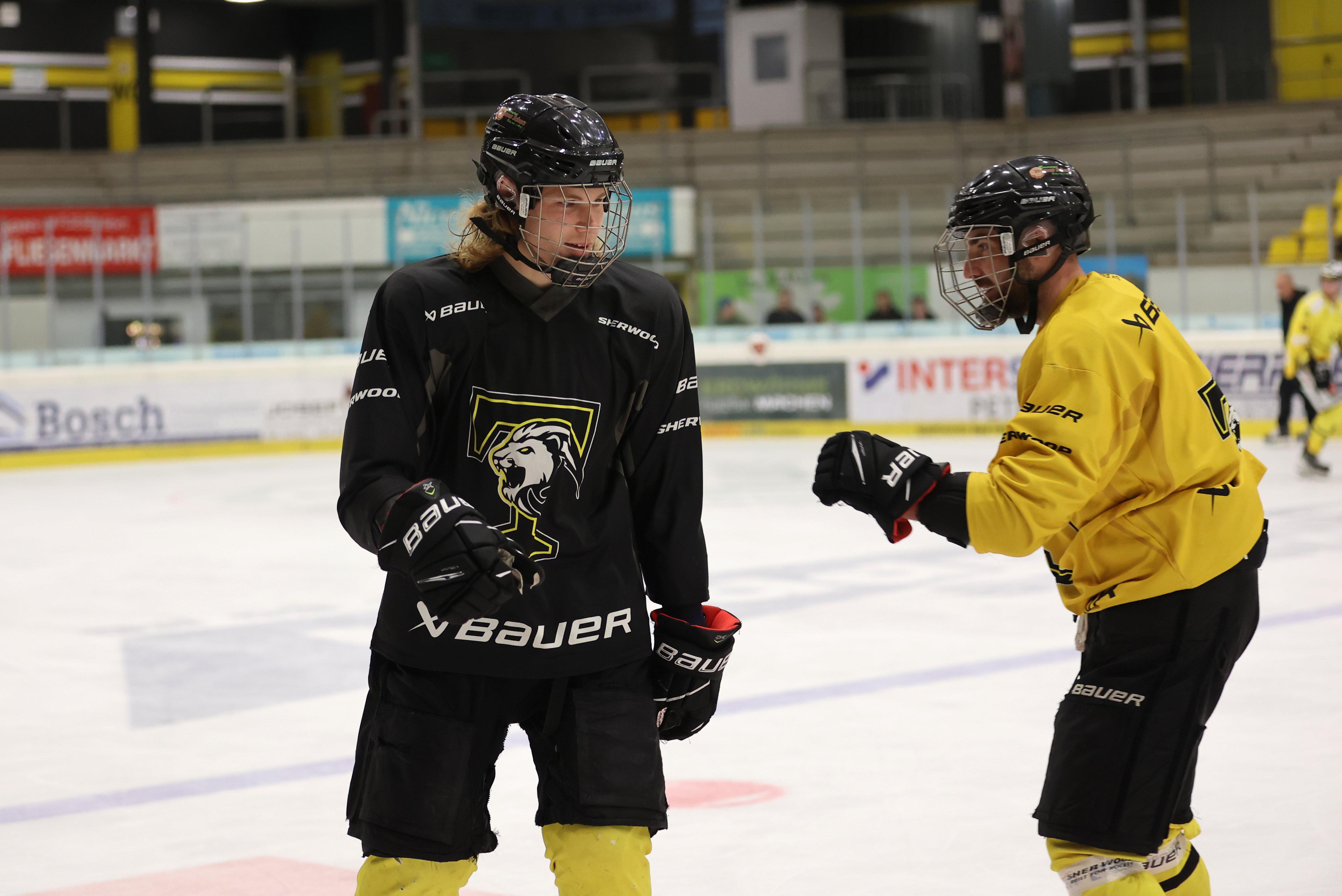 Fynn Lakenmacher (TSV 1860 München) (li.) mit Morris Schröter, Schroeter (TSV 1860 München) (re.) in Eishockey Montur