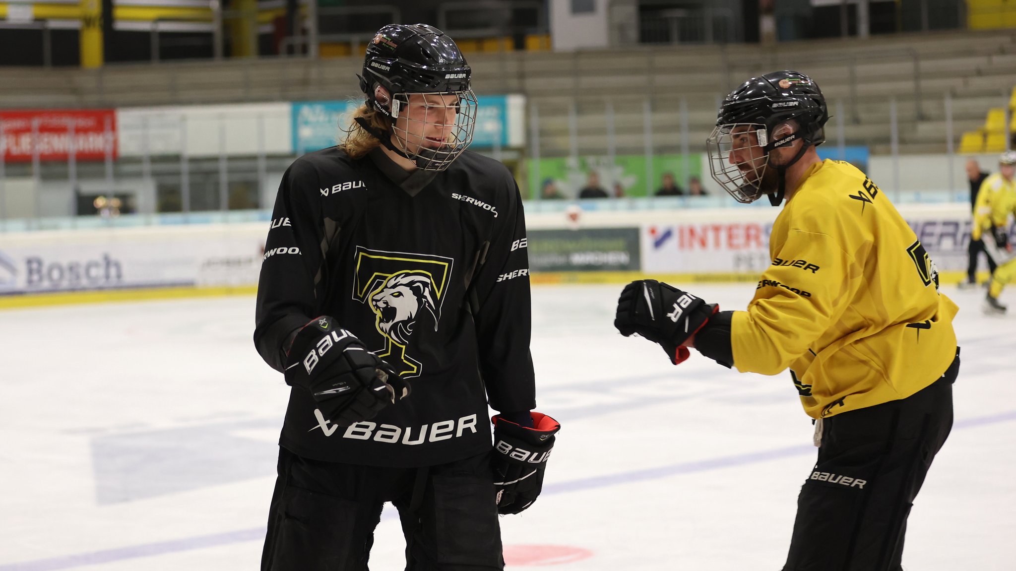 Fynn Lakenmacher (TSV 1860 München) (li.) mit Morris Schröter, Schroeter (TSV 1860 München) (re.) in Eishockey Montur