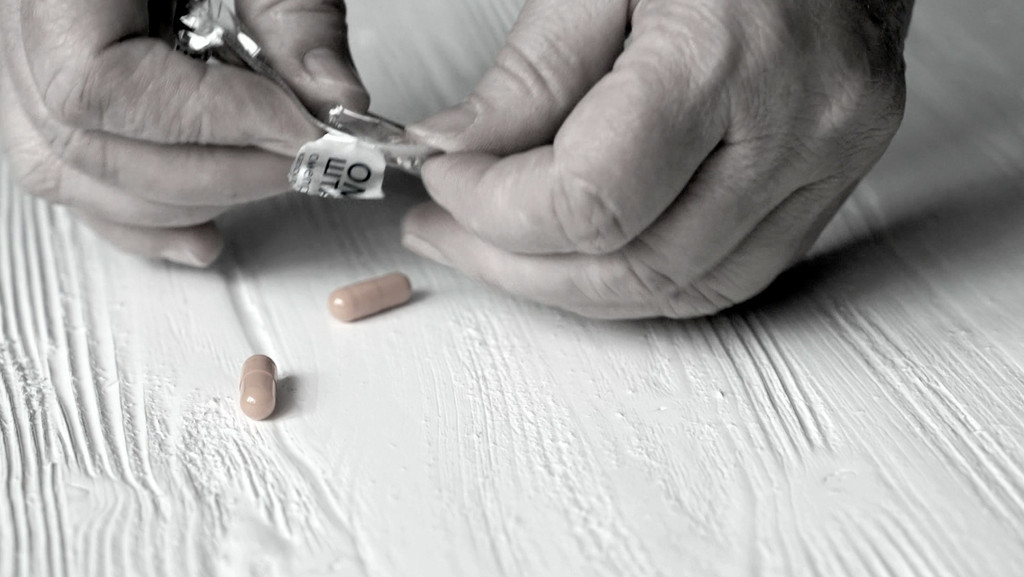 Der US-Pharmakonzern Merck will die Tabeltte "Molnupiravir" auf den Markt bringen. | Bild: BR Der US-Pharmakonzern Merck will die Tabeltte "Molnupiravir" auf den Markt bringen.