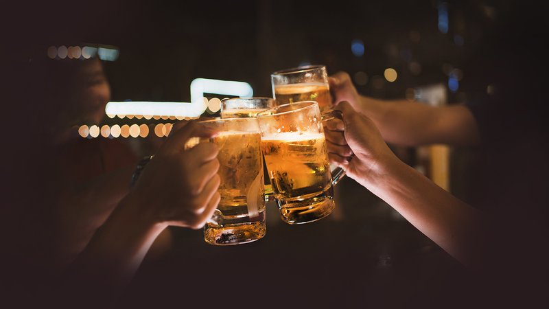 Nach Ansicht von Holetschek sollten 14- bis 16-Jährige in Bars oder Restaurants keinen Alkohol mehr trinken dürfen. 