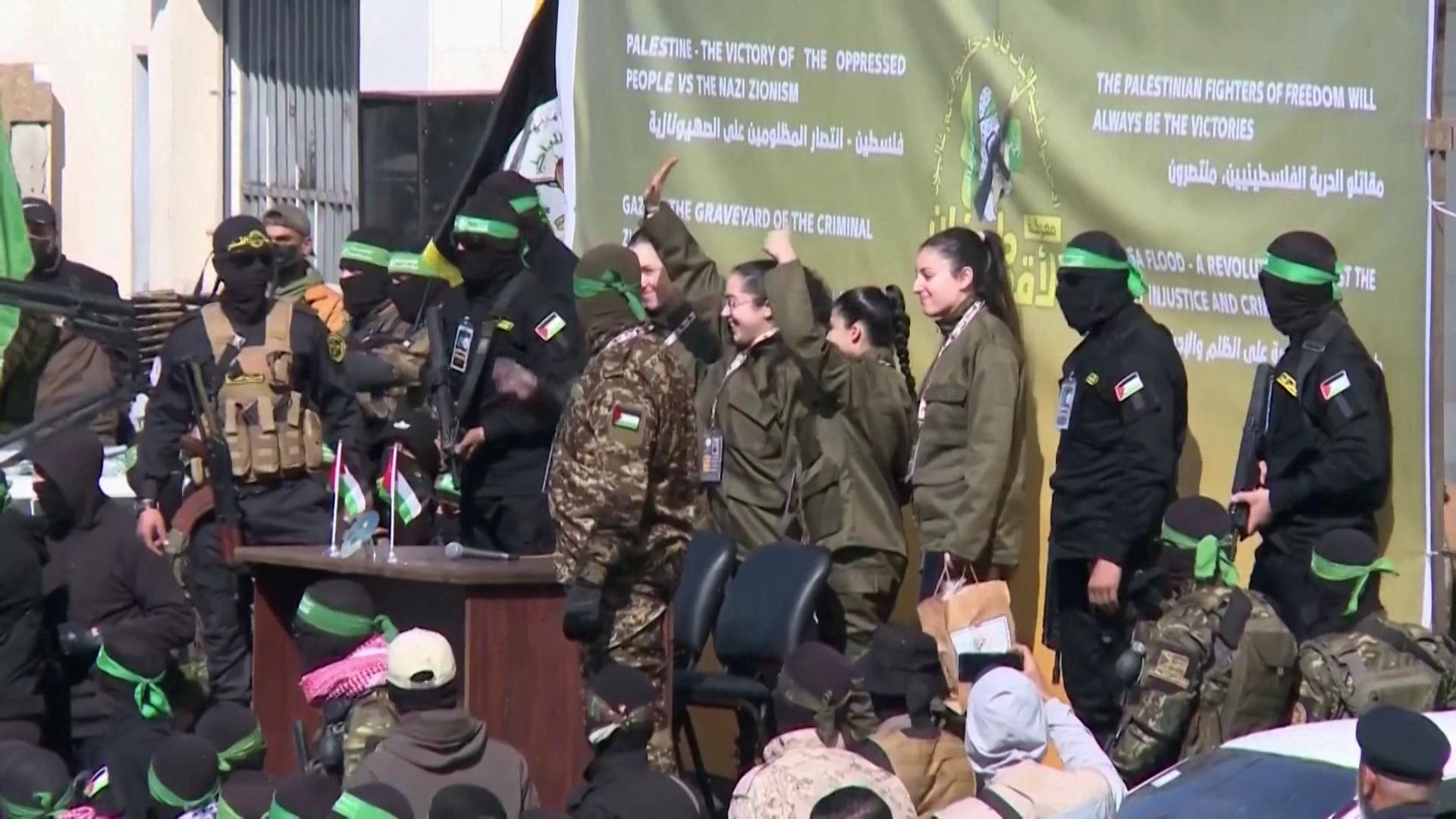 Vier freigelassene Geiseln auf der Bühne