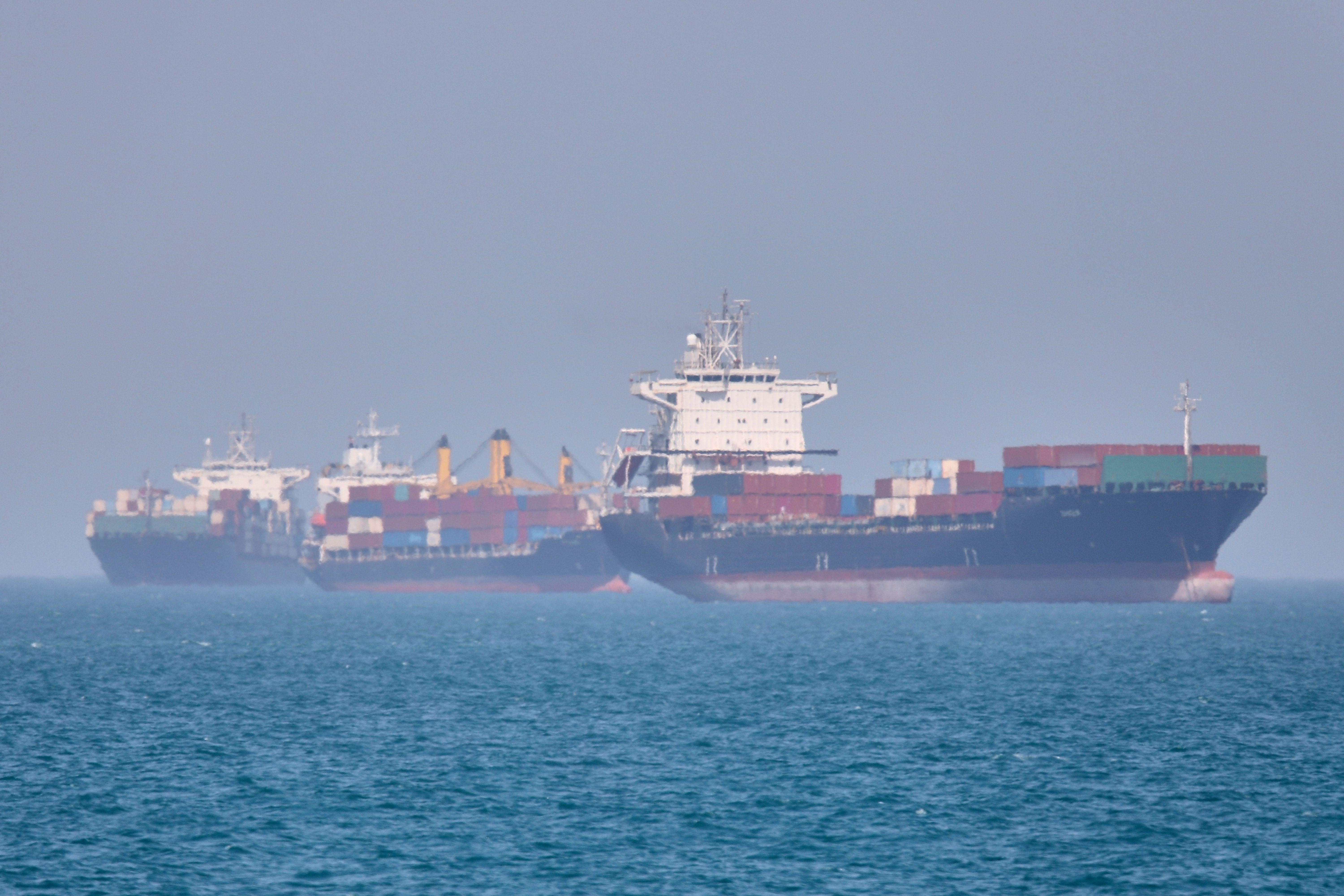 Containerschiffe liegen in der Straße von Hormuz vor Bandar Abbas, Iran, vor Anker. (02.05.2026)