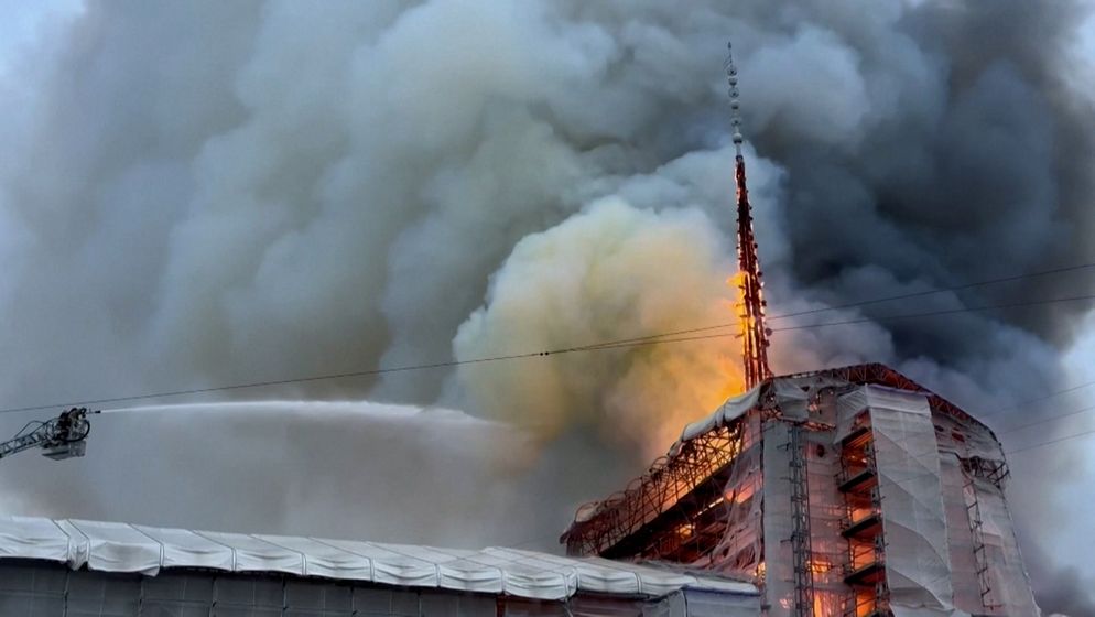 16.04.2024 Für Dänemark ist es ein "Notre-Dame-Moment": In der historischen Börse in Kopenhagen ist ein Großbrand ausgebrochen. Feuer und Rauch steigen aus dem historischen Gebäude in Kopenhagen.  | Bild:Bayerischer Rundfunk 2024