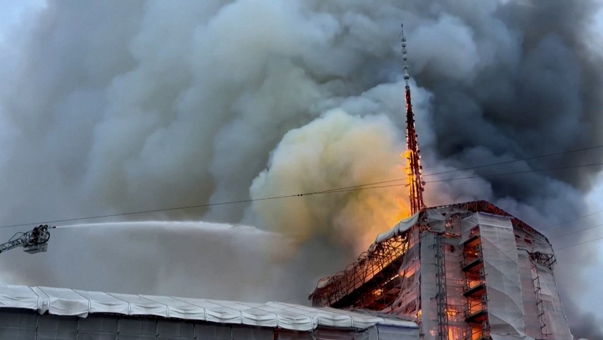 16.04.2024 Für Dänemark ist es ein "Notre-Dame-Moment": In der historischen Börse in Kopenhagen ist ein Großbrand ausgebrochen. Feuer und Rauch steigen aus dem historischen Gebäude in Kopenhagen. 