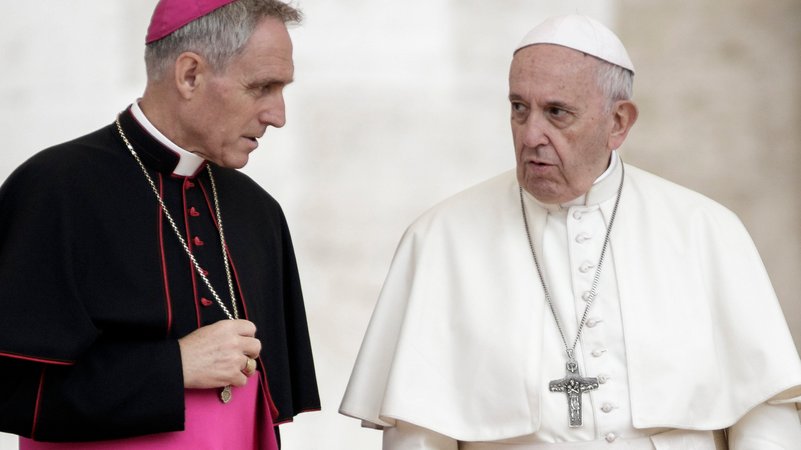 Unterkühltes Verhältnis: Erzbischof Georg Gänswein (li) und Papst Franziskus