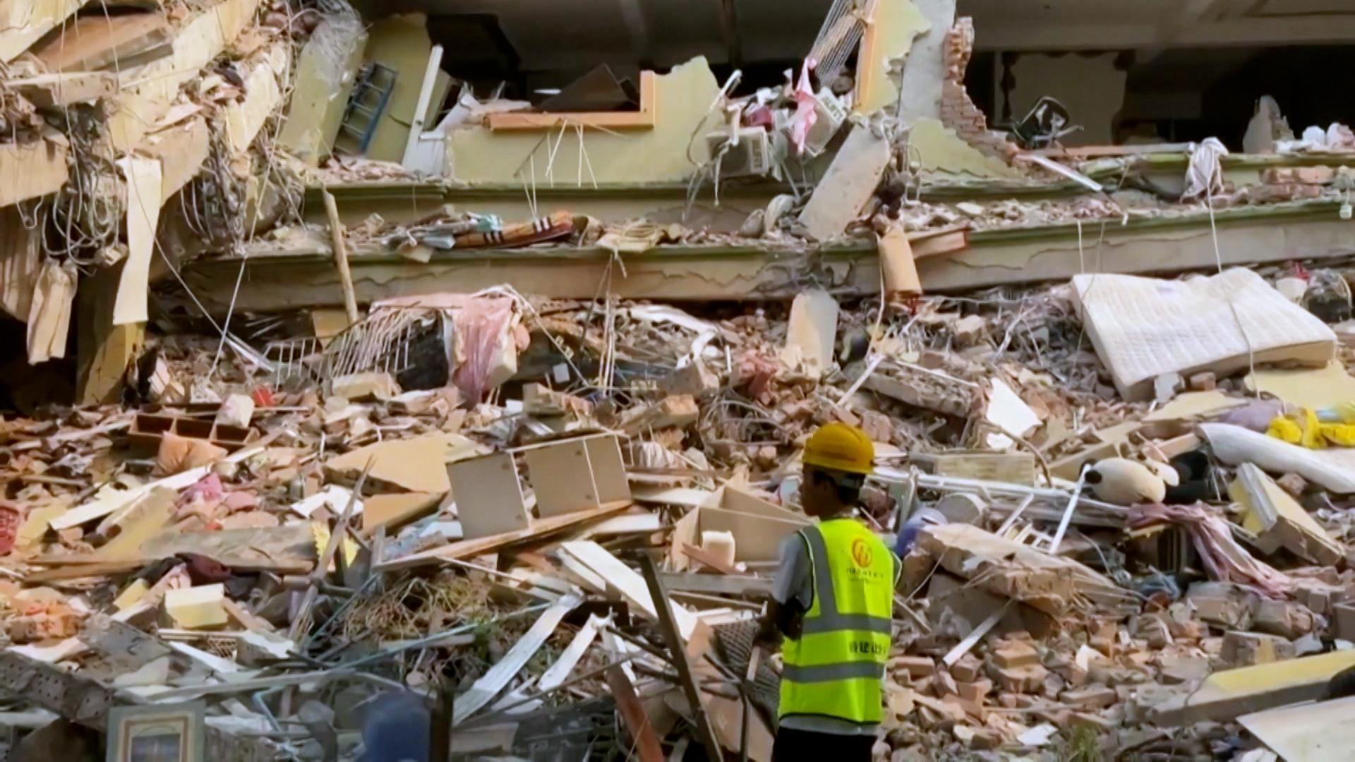 Nach einem Erdbeben in Myanmar sind inzwischen mehr als 1.600 Tote gezählt worden. Die Suche nach Überlebenden unter den Trümmern hält an. 