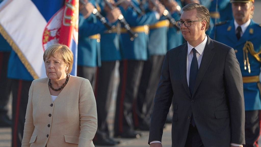 Angela Merkel geht in Begleitung von Aleksandar Vucic in der serbischen Hauptstadt Belgrad an einer Ehrengarde vorbei.