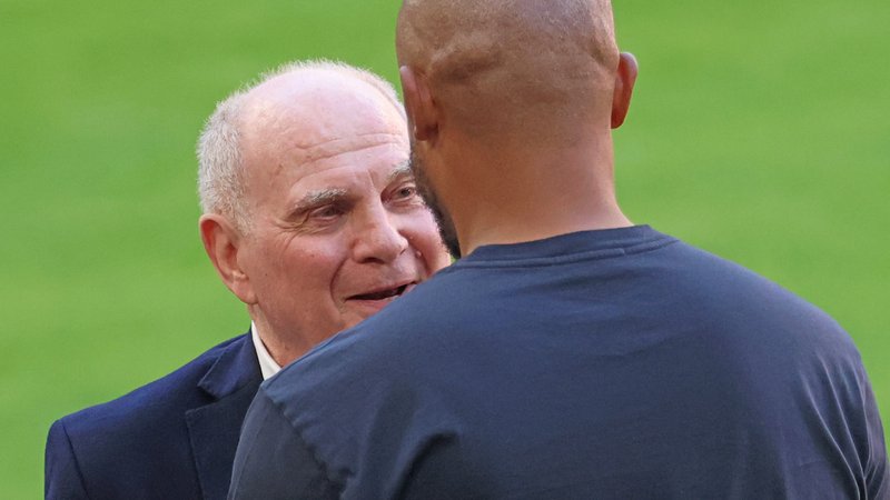 Uli Hoeneß und Vincent Kompany | Bild: picture-alliance/dpa Uli Hoeneß und Vincent Kompany