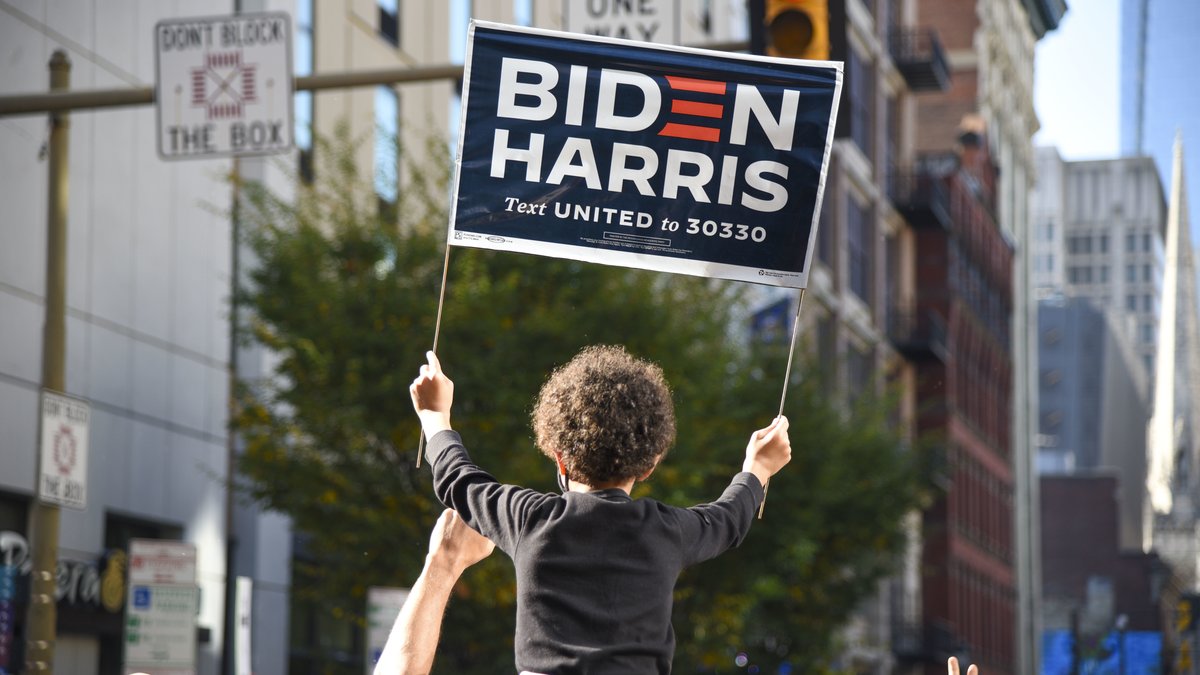 Biden-Anhänger feiern dessen Wahlsieg in Philadelphia.