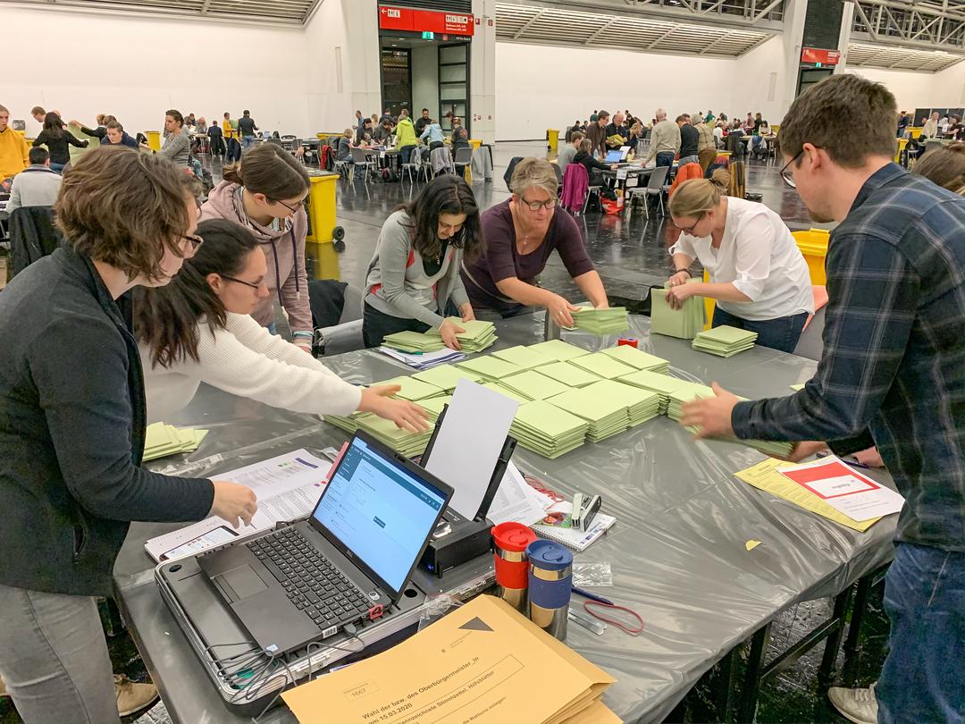 Wahlhelfer beim Auszählen der Briefwahlstimmen bei den Kommunalwahlen in Bayern im März 2020.