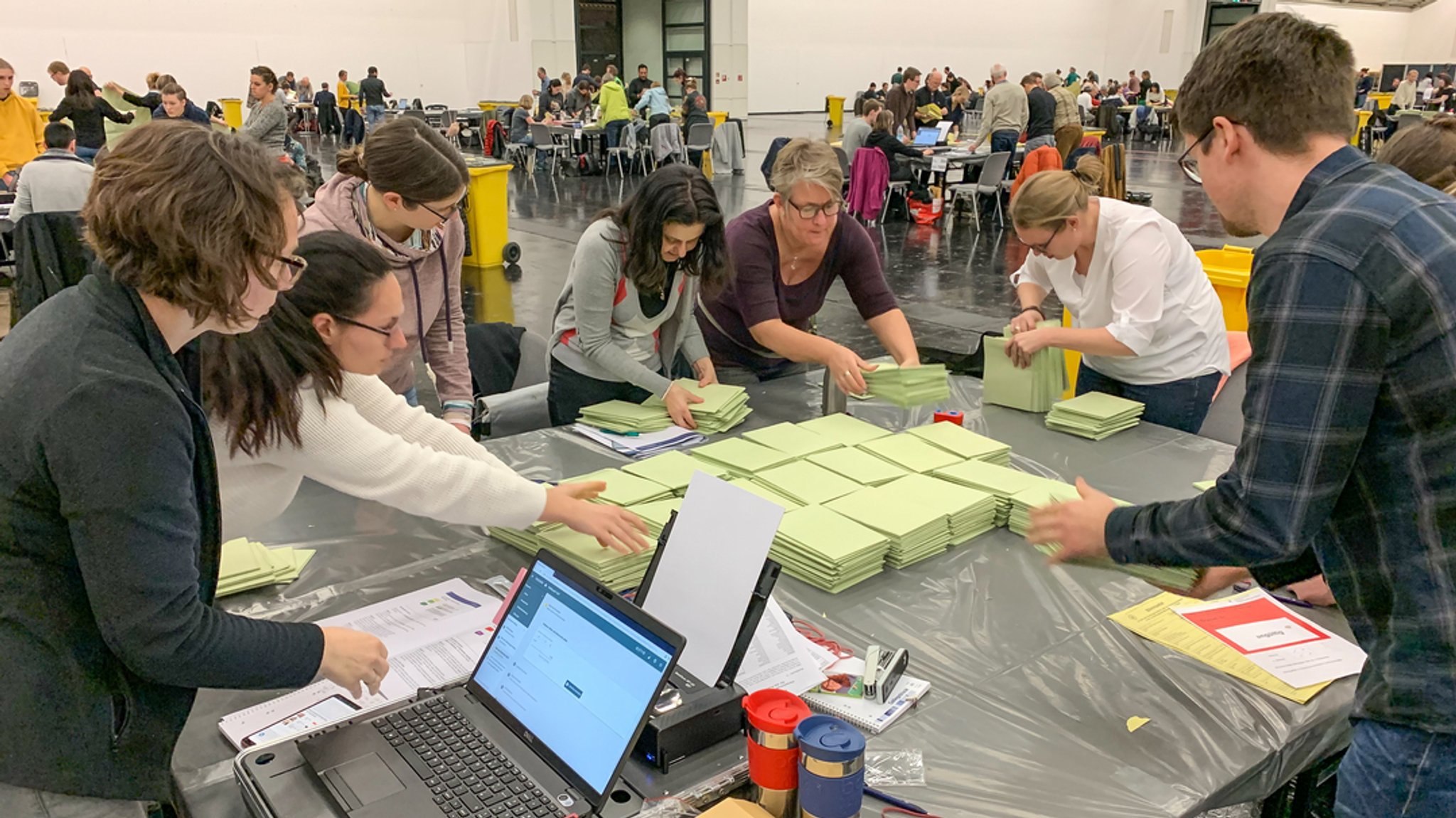 Wahlhelfer beim Auszählen der Briefwahlstimmen bei den Kommunalwahlen in Bayern im März 2020.