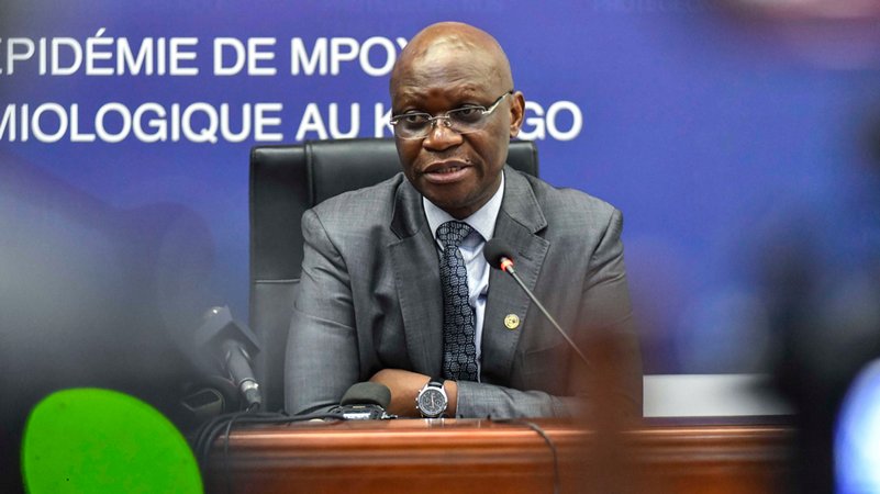 05.12.2024, Demokratische Republik Kongo, Kinshasa: Kongos Gesundheitsminister Roger Kamba spricht bei einer Pressekonferenz. | Bild: dpa-Bildfunk/Samy Ntumba Shambuyi 05.12.2024, Demokratische Republik Kongo, Kinshasa: Kongos Gesundheitsminister Roger Kamba spricht bei einer Pressekonferenz.