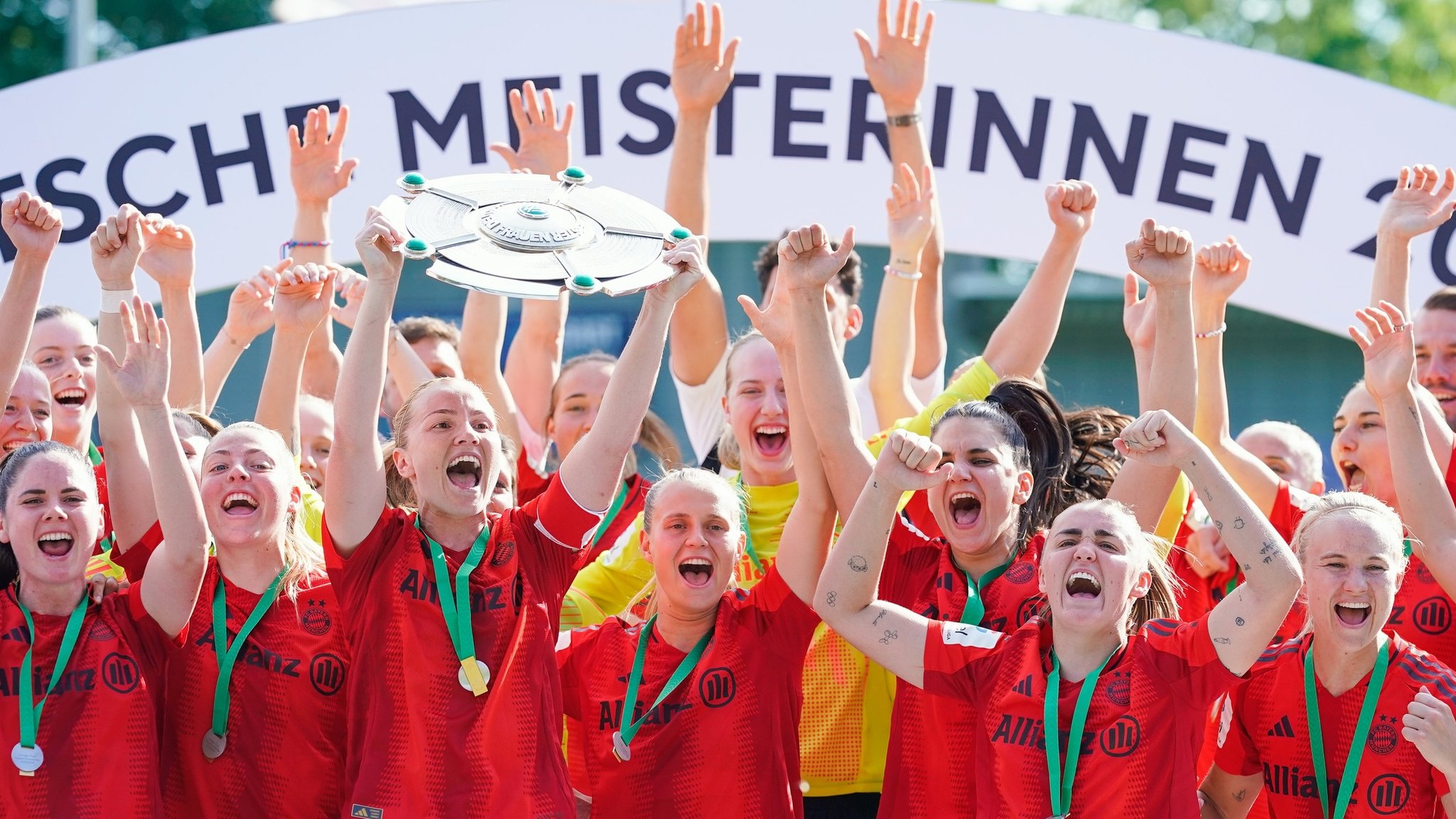 20.05.2024, Baden-Württemberg, Sinsheim: Fußball, Frauen: Bundesliga, TSG 1899 Hoffenheim - Bayern München, 22. Spieltag, Dietmar-Hopp-Stadion. Münchens Spielerinnen halten die Meisterschale in die Höhe. Foto: Uwe Anspach/dpa - WICHTIGER HINWEIS: Gemäß den Vorgaben der DFL Deutsche Fußball Liga bzw. des DFB Deutscher Fußball-Bund ist es untersagt, in dem Stadion und/oder vom Spiel angefertigte Fotoaufnahmen in Form von Sequenzbildern und/oder videoähnlichen Fotostrecken zu verwerten bzw. verwerten zu lassen. +++ dpa-Bildfunk +++ | Bild: dpa-Bildfunk/Uwe Anspach 20.05.2024, Baden-Württemberg, Sinsheim: Fußball, Frauen: Bundesliga, TSG 1899 Hoffenheim - Bayern München, 22. Spieltag, Dietmar-Hopp-Stadion. Münchens Spielerinnen halten die Meisterschale in die Höhe. Foto: Uwe Anspach/dpa - WICHTIGER HINWEIS: Gemäß den Vorgaben der DFL Deutsche Fußball Liga bzw. des DFB Deutscher Fußball-Bund ist es untersagt, in dem Stadion und/oder vom Spiel angefertigte Fotoaufnahmen in Form von Sequenzbildern und/oder videoähnlichen Fotostrecken zu verwerten bzw. verwerten zu lassen. +++ dpa-Bildfunk +++