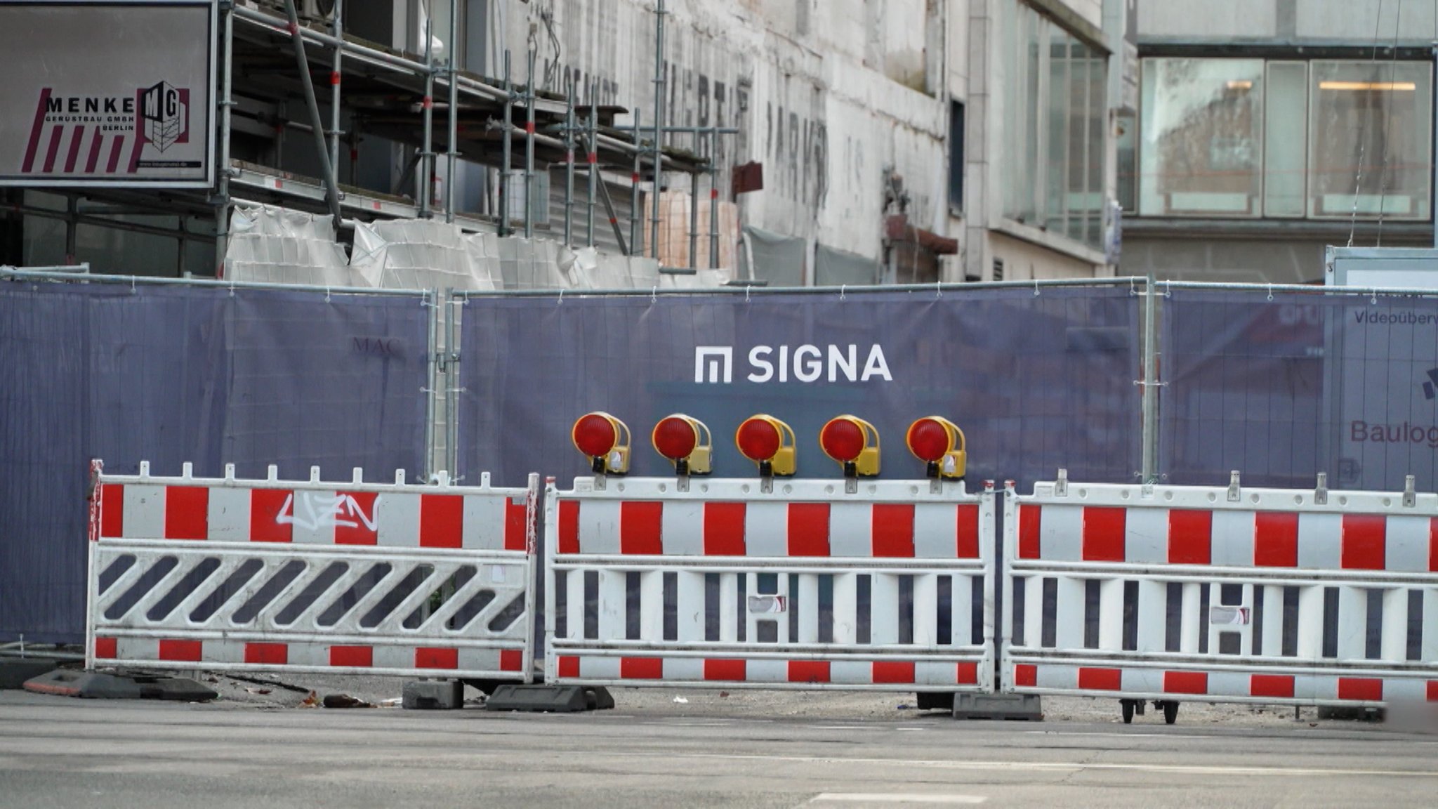 Signa-Logo auf einer Baustelle