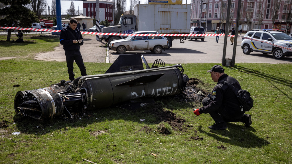 Ukrainische Polizisten untersuchen die Überreste der Rakete neben dem Bahnhof Kramatorsk. Auf der Rakete steht in russisch "für unsere Kinder".