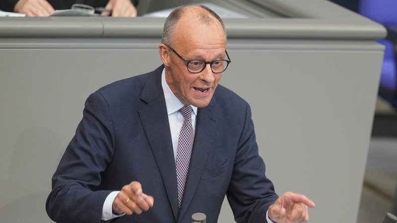 24.09.2025, Berlin: Bundeskanzler Friedrich Merz (CDU) spricht in der Generaldebatte in der Haushaltswoche im Bundestag. | Bild: dpa-Bildfunk/Michael Kappeler 24.09.2025, Berlin: Bundeskanzler Friedrich Merz (CDU) spricht in der Generaldebatte in der Haushaltswoche im Bundestag.