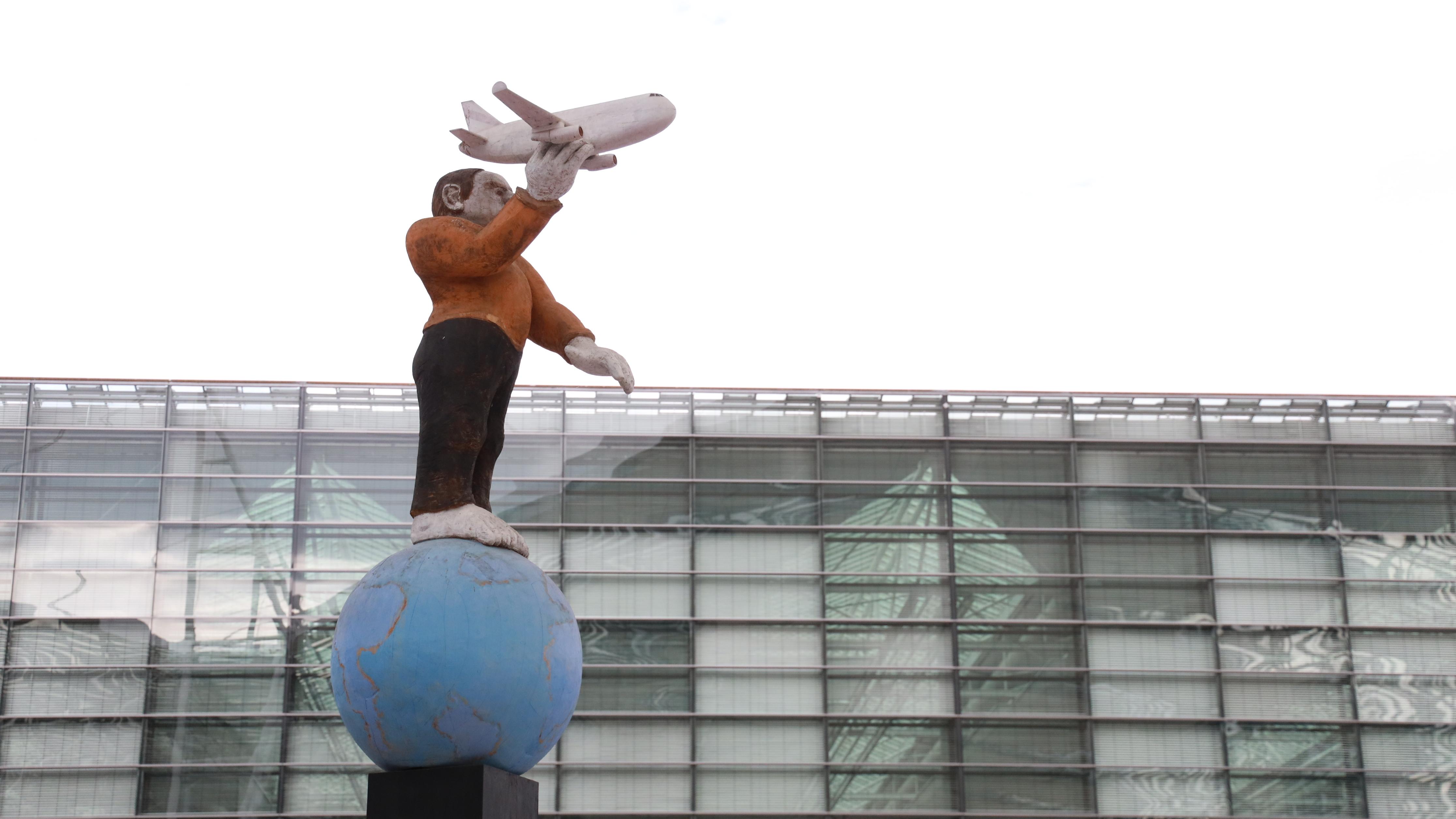 "Fliegen": Skulptur von Lothar Seruset am Münchner Flughafen | Bild:Axel Mölkner-Kappl/ BR