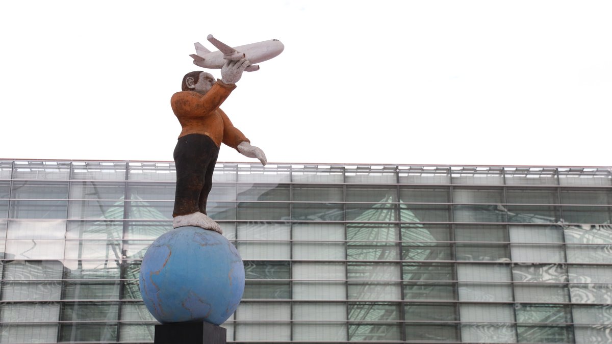 "Fliegen": Skulptur von Lothar Seruset am Münchner Flughafen