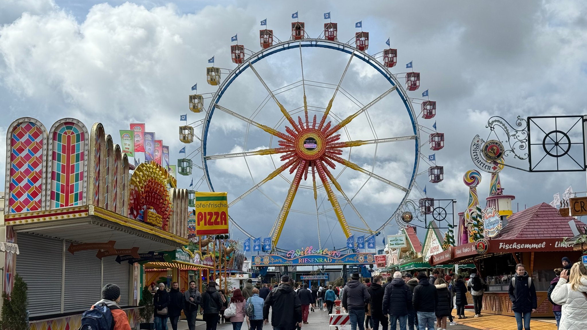 Das Frühlingsfest auf der Theresienwiese gilt als "kleine Wiesn" und geht noch bis zum 5. Mai. Hier ist der Konsum von Cannabis verboten. 