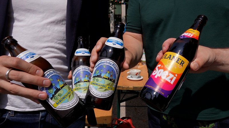 (Symbolbild) Der Verzicht auf Alkohol liegt vor allem bei Jüngeren im Trend | Bild: Bayerischer Rundfunk 2024 (Symbolbild) Der Verzicht auf Alkohol liegt vor allem bei Jüngeren im Trend