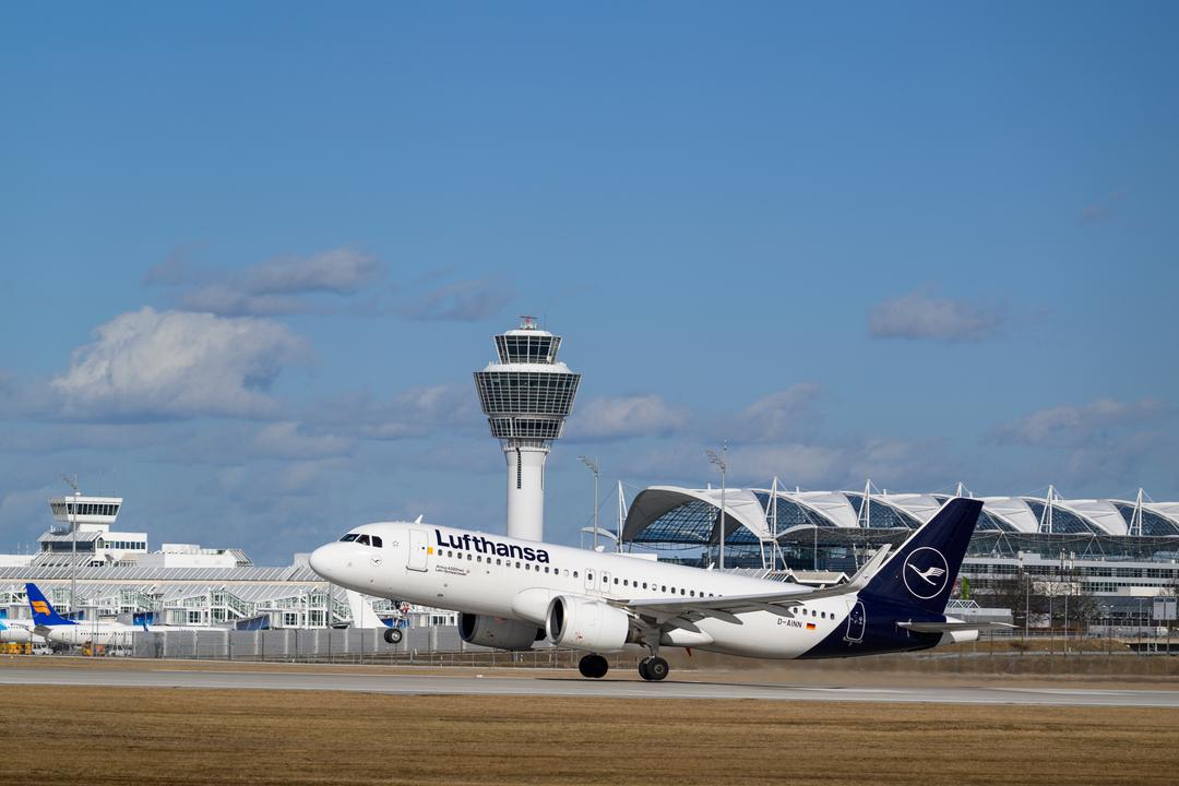 Ein Flugzeug startet am Münchner Flughafen.
