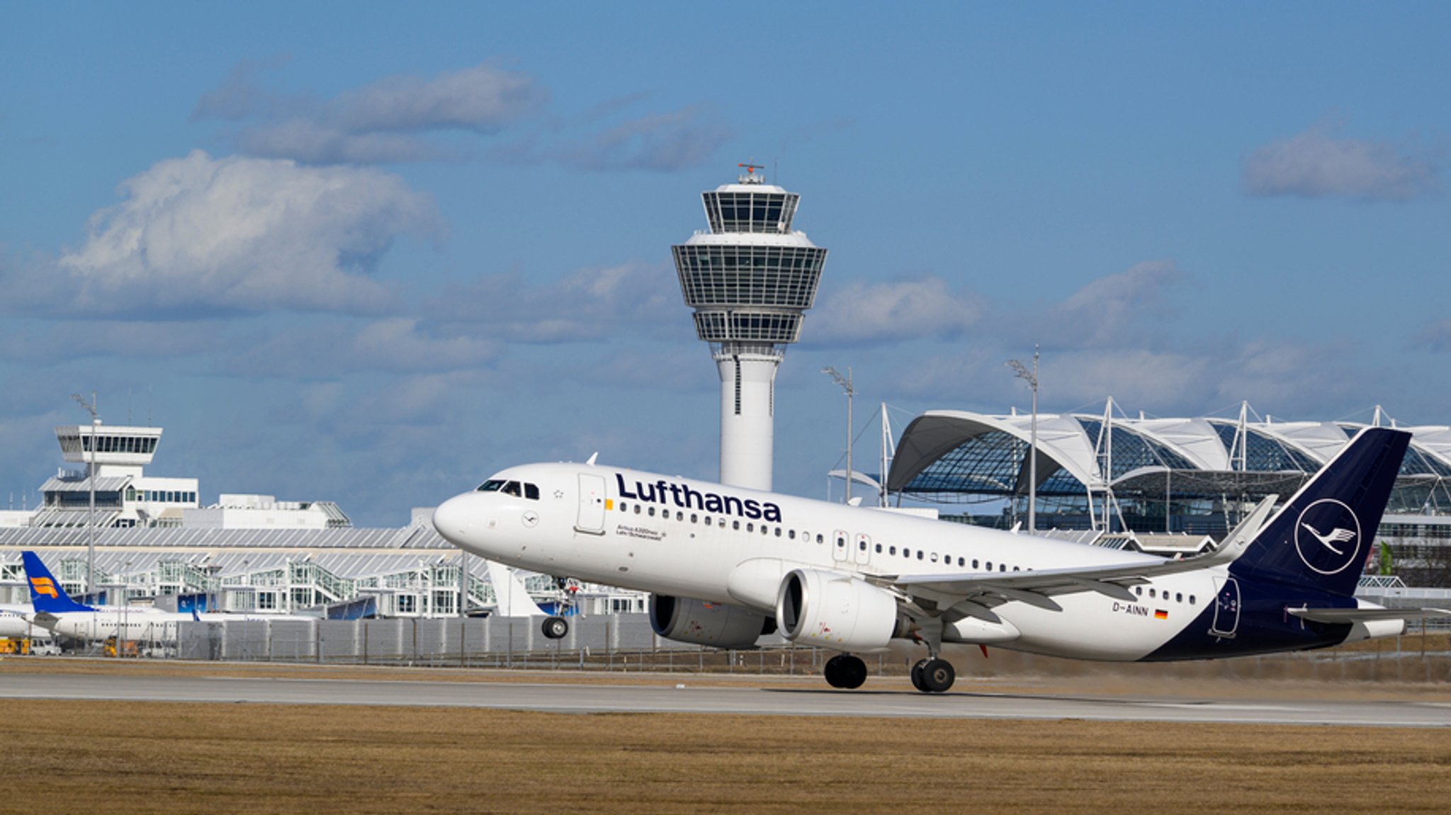 Ein Flugzeug startet am Münchner Flughafen.