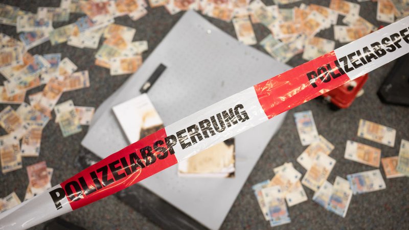 Musterbanknoten liegen während einer Pressekonferenz zum Kampf gegen Geldautomatensprengungen im Landeskriminalamt Hessen vor einem Geldautomat, der zu Testzwecken durch das LKA gesprengt wurde.