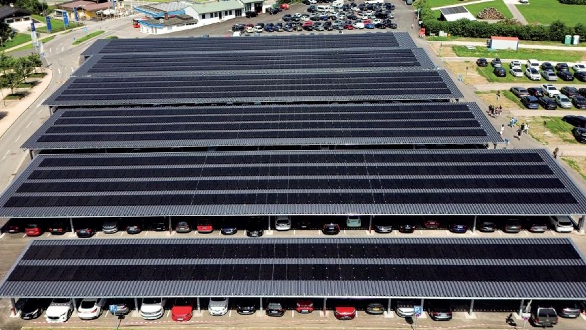 Ein Drohnenbild zeigt die 6-reihigen Solar-Carports aus der Luft.