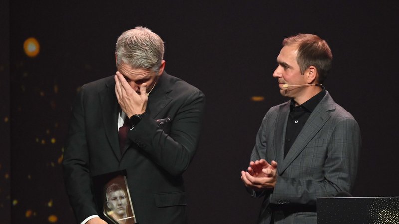 Bastian Schweinsteiger gerührt von Philipp Lahms Rede | Bild: picture alliance / SvenSimon | Malte Ossowski/SVEN SIMON Bastian Schweinsteiger gerührt von Philipp Lahms Rede