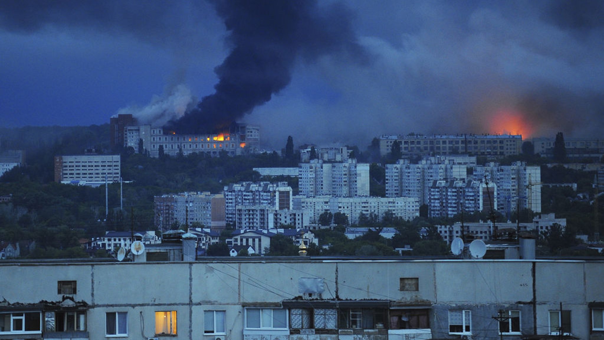 Feuer und Rauch steigen von der Stelle auf, an der eine russische Rakete ein Wohngebiet in Charkiw traf. 