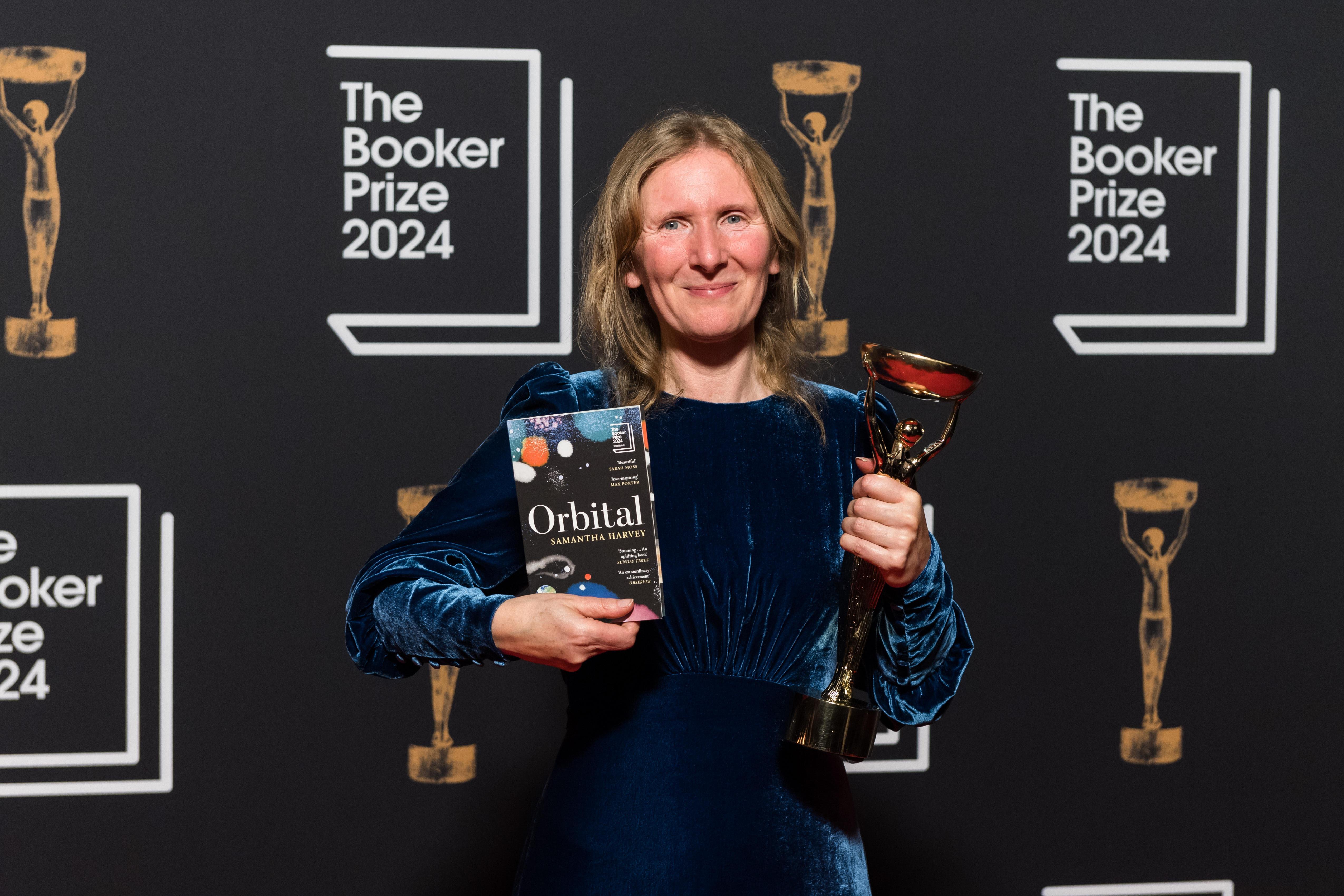 Mit dem Booker-Preis prämiert: Autorin Samantha Harvey und ihr Buch "Orbital" (deutsch: "Umlaufbahnen") | Bild:picture alliance / Anadolu | Wiktor Szymanowicz